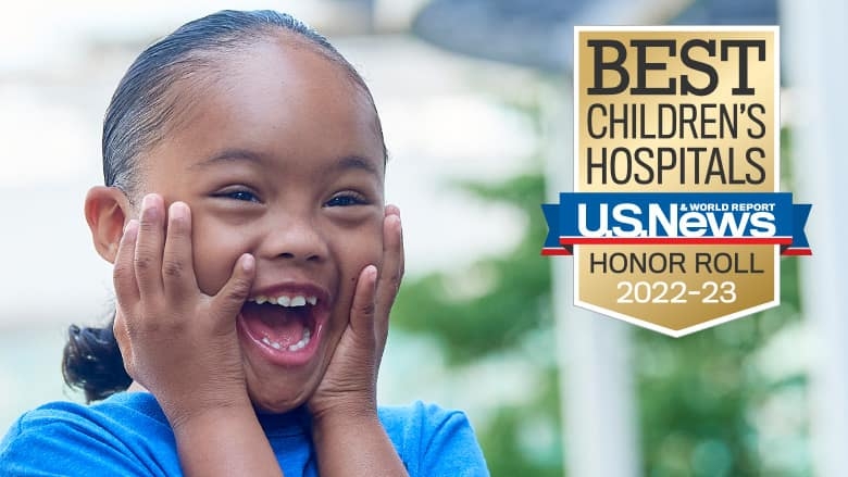 《美国新闻与世界报道》2021-2022年度荣誉榜上的母亲和女儿旁边