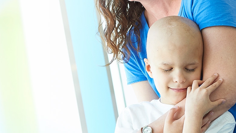 母亲和儿子拥抱在一起