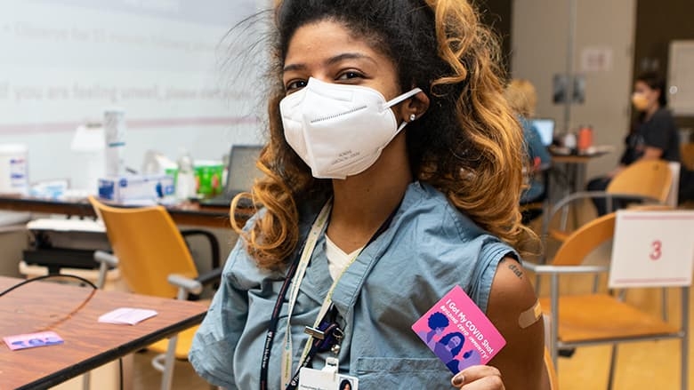 拿着我的新冠疫苗注射卡的女人